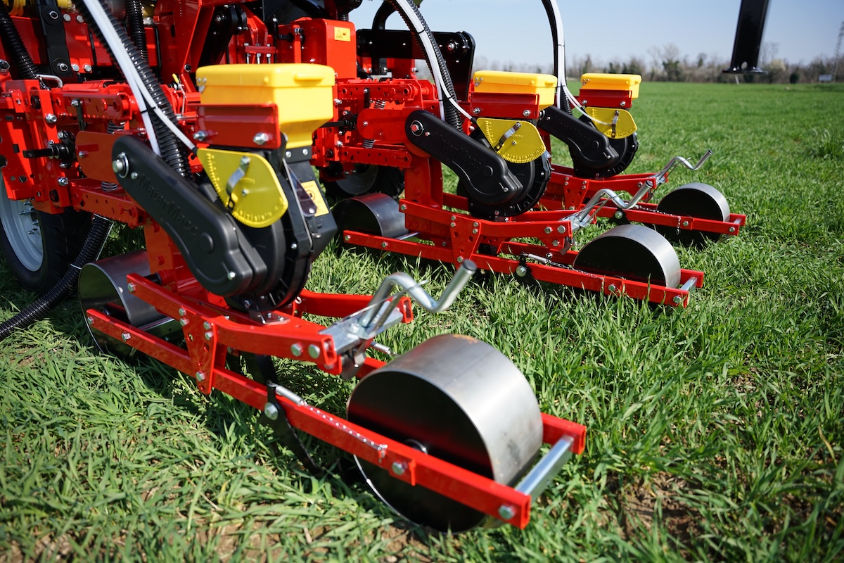 Il distributore ribassato avvicina il punto di caduta del seme al terreno migliorando la deposizione